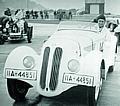 Ernst Henne im ersten BMW 328 Prototyp vor dem Start zum Eifelrennen 1936